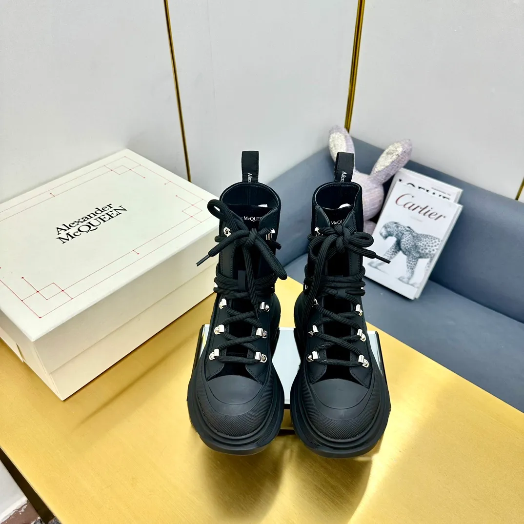 👟👟Ex-factory price 680👟👟 Alexander McQueen's latest thick-soled Martin boots, original 1:1 development, outsole original open-film TPU sole, fabric full-grain cowhide + high mercerized cowhide, lining sheepskin original hardware carabiner bottom height 5cm Size: #35-40 39-45
